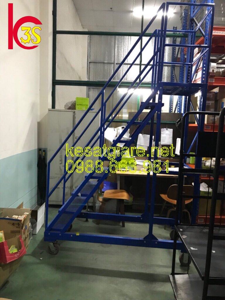 Xe thang di động hỗ trợ lấy hàng