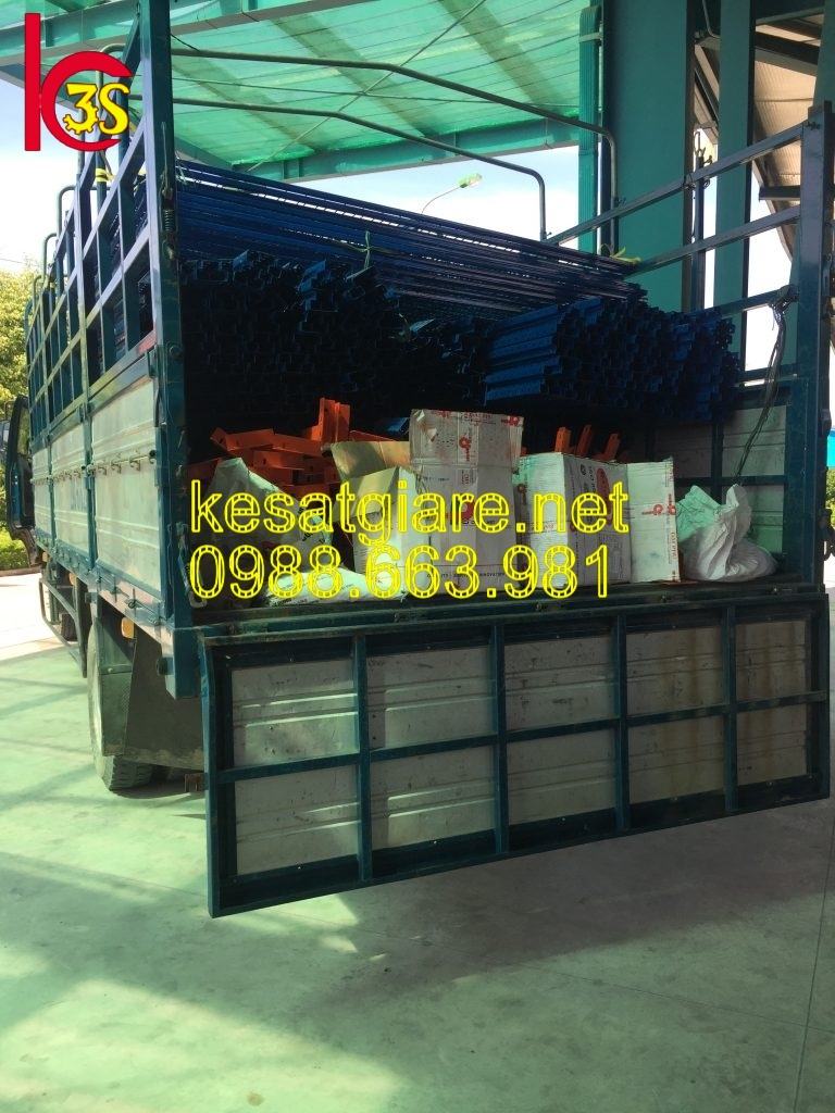 Vận chuyển kệ để hàng đến nơi lắp đặt