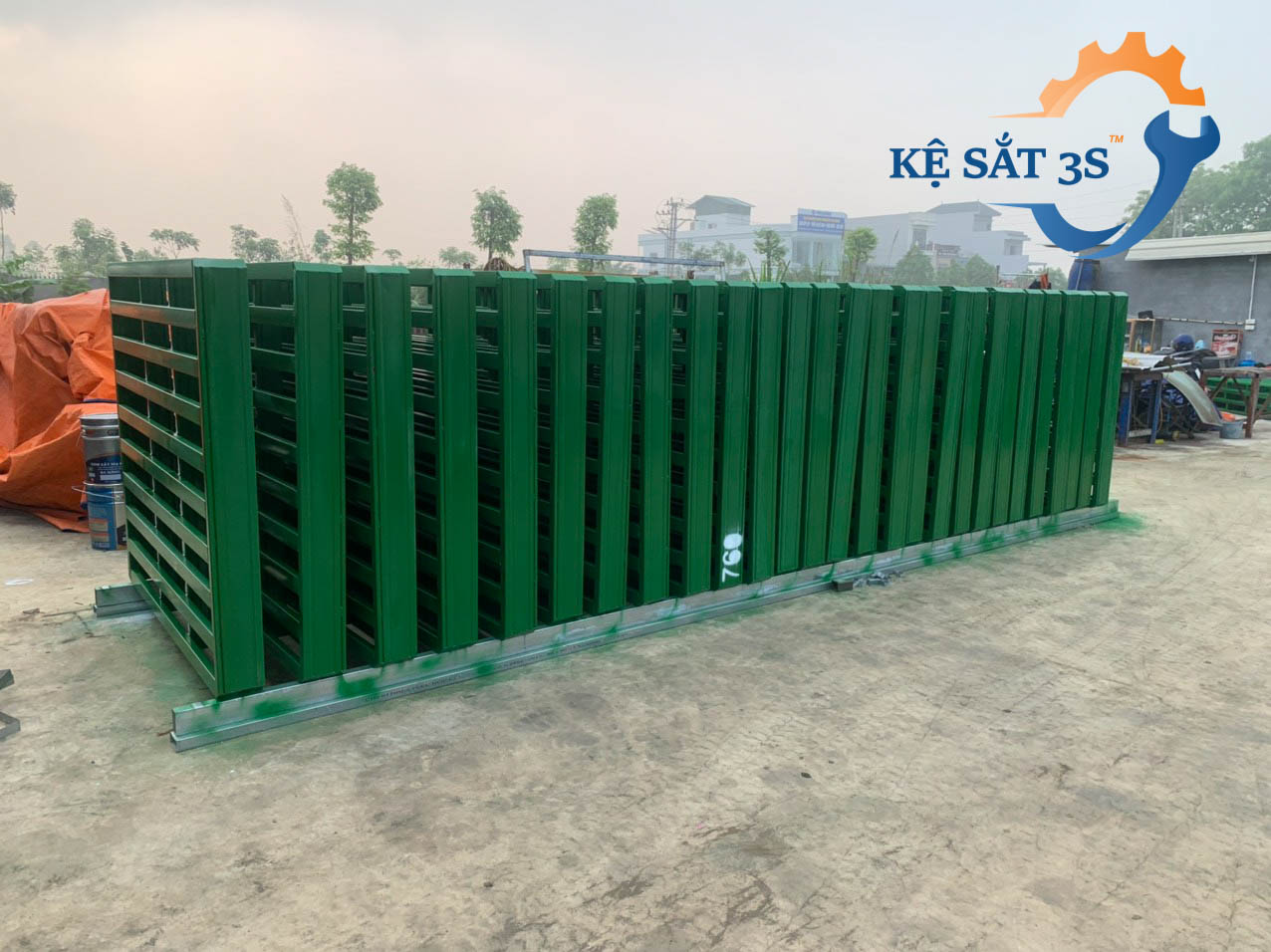 Sơn pallet được sơn chất lượng cao 2 thành phần, trước đó nguyên vật liệu là thép cán nguội đáp ứng tiêu chuẩn nhật SS400 và thép hộp mạ kẽm. 