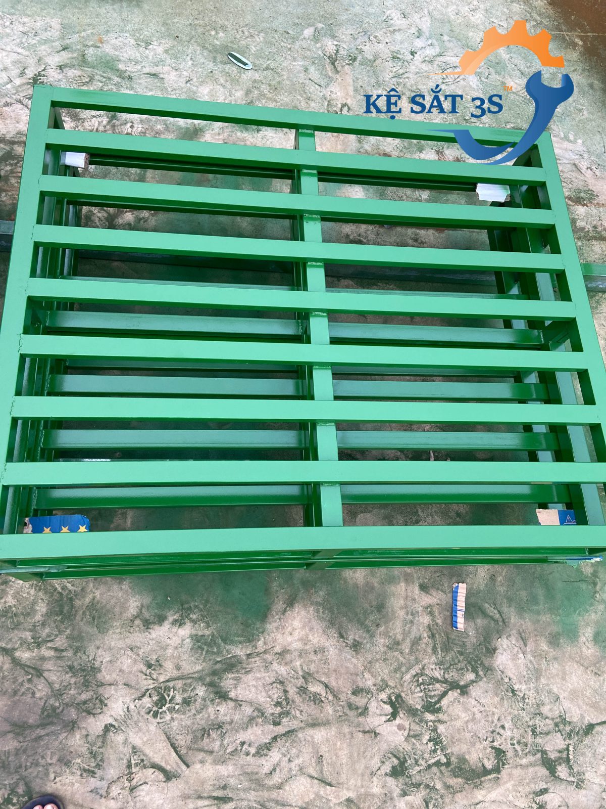 Cận pallet sắt cám 3s