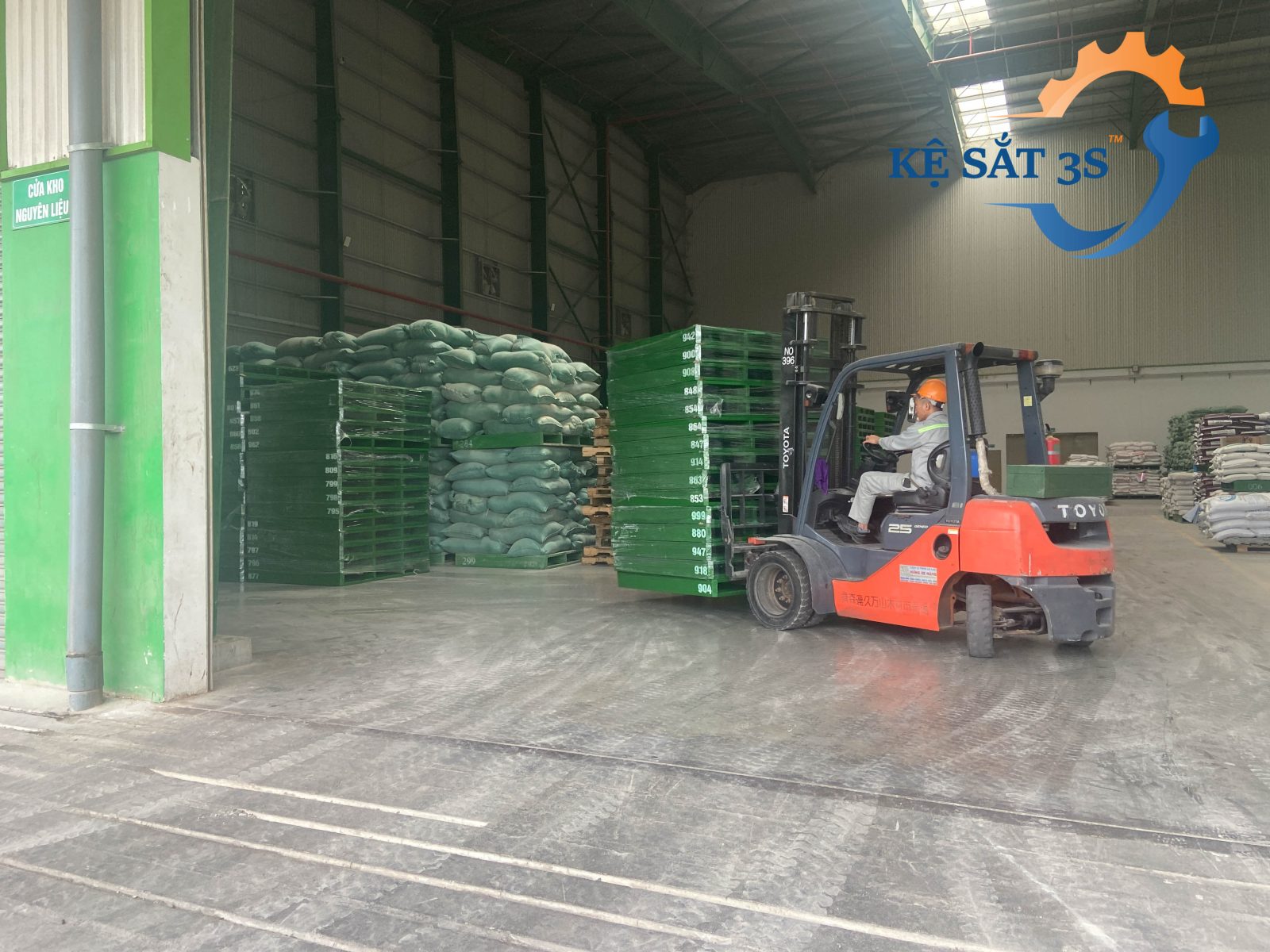 Hoàn thiện và vận chuyển pallet sắt 3s chất lượng cao