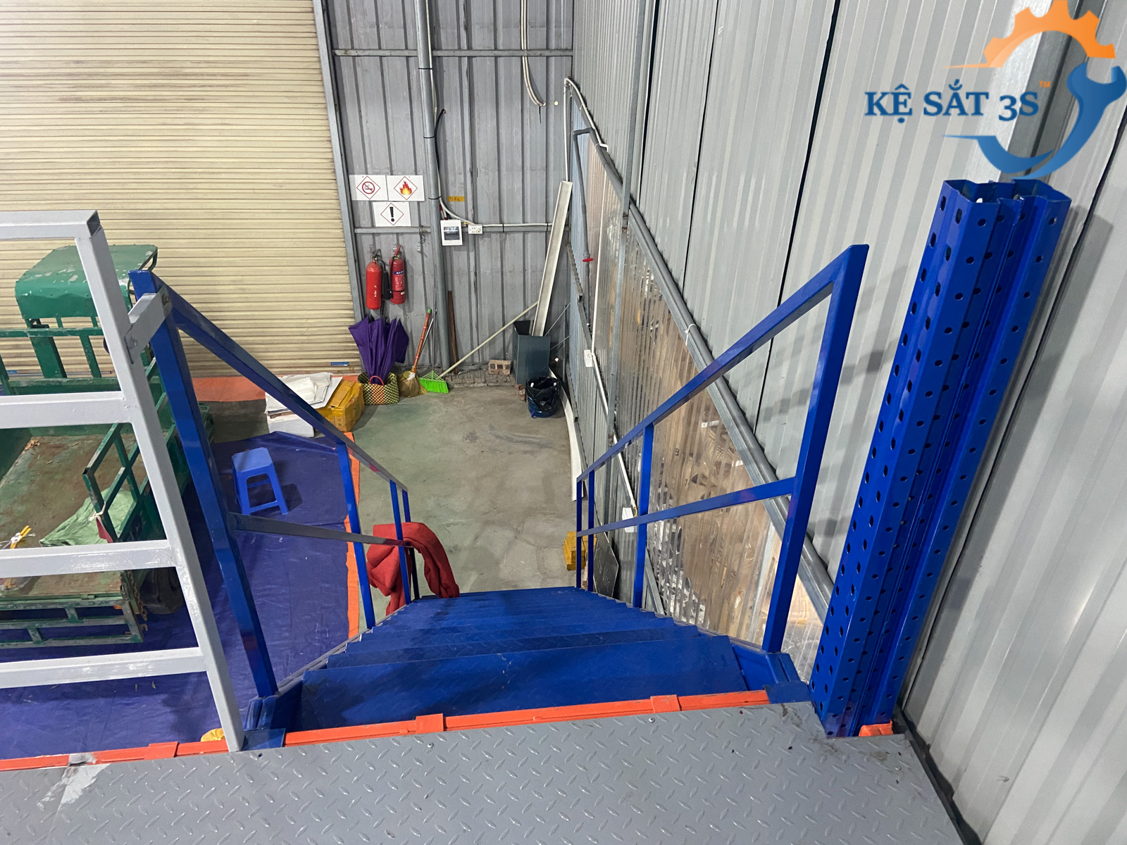Kệ sàn Mezzanine cho kho vải Ninh Hiệp ( giá rẻ, chống ngập)